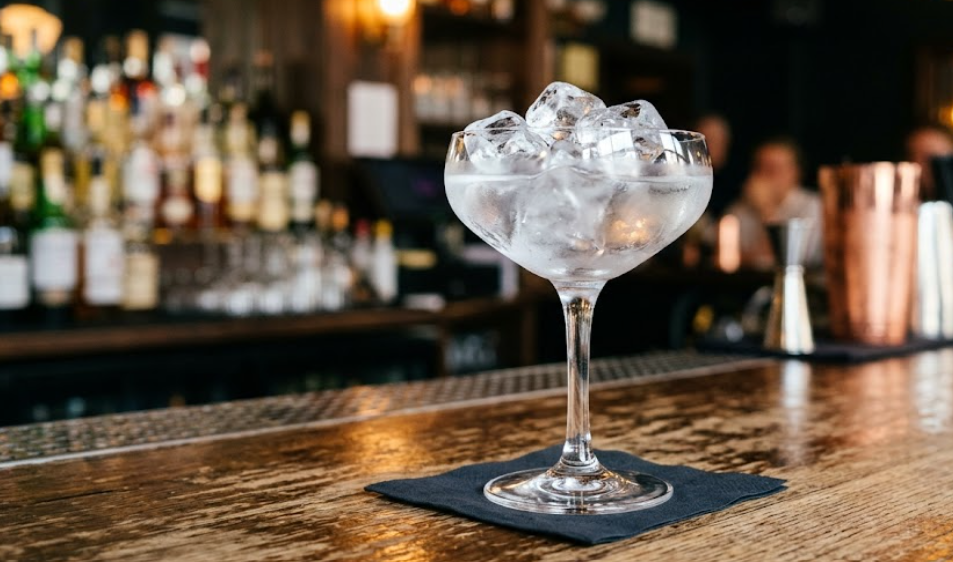 Verre préparé avec glace pour cocktail